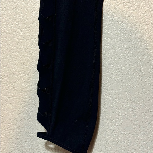 Lululemon Serene Tight Size 6 in Black - Picture 9 of 13